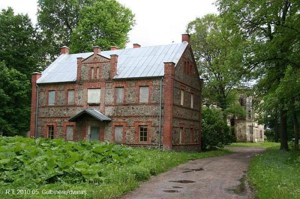 Gulbinėnų dvaro ansamblis. Kelias į dvarą eina pro oficiną. Romualdo Trumpo nuotrauka, 2010 [interaktyvus]. Prieiga per internetą: https://www.miestai.net/forumas/forum/bendrosios-diskusijos/miestai-ir-architekt%C5%ABra/dvarai-ir-pilys/8070-gulbin%C4%97n%C5%B3-dvaras-pasvalio-r?t=7820